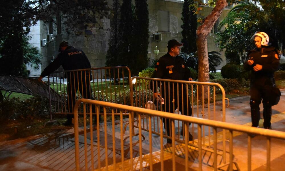 <p>Peđa Vušurović je ispred okupljenih rekao da je u njihovim rukama sudbina Crne Gore, kao i da daju rok od sedam dana, pa će odlučiti šta dalje. Pozvao je građane da se ponovo okupe za sedam dana</p>