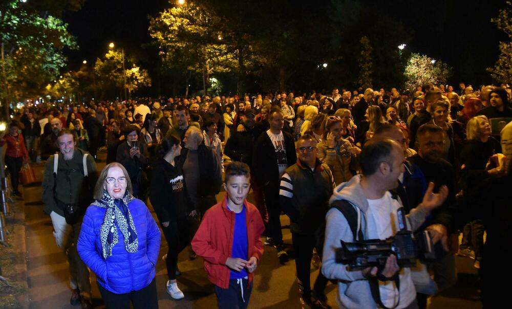 <p>Peđa Vušurović je ispred okupljenih rekao da je u njihovim rukama sudbina Crne Gore, kao i da daju rok od sedam dana, pa će odlučiti šta dalje. Pozvao je građane da se ponovo okupe za sedam dana</p>