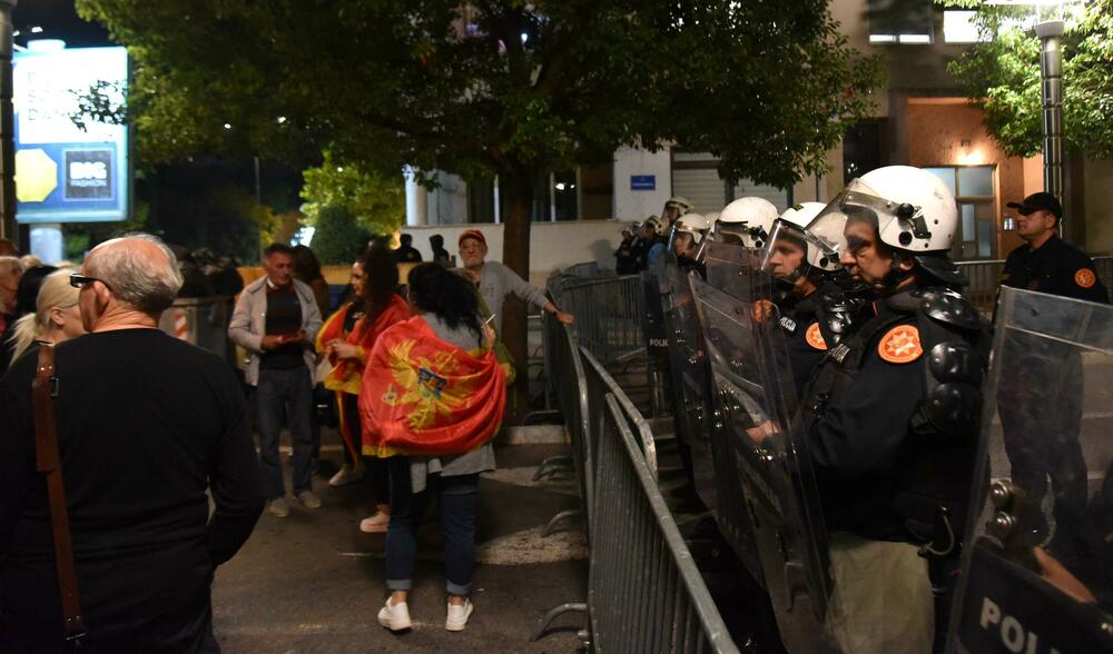 <p>Peđa Vušurović je ispred okupljenih rekao da je u njihovim rukama sudbina Crne Gore, kao i da daju rok od sedam dana, pa će odlučiti šta dalje. Pozvao je građane da se ponovo okupe za sedam dana</p>
