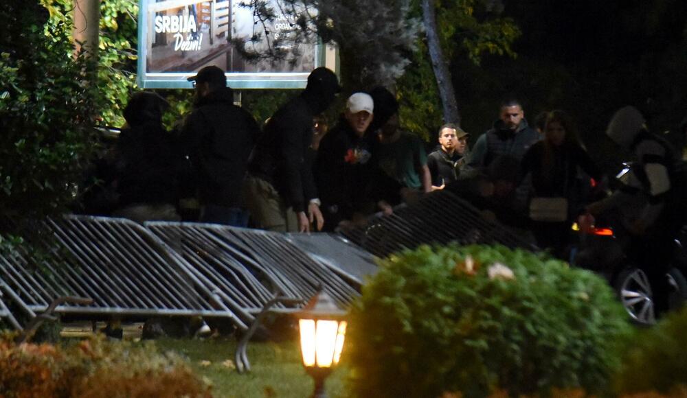 <p>Peđa Vušurović je ispred okupljenih rekao da je u njihovim rukama sudbina Crne Gore, kao i da daju rok od sedam dana, pa će odlučiti šta dalje. Pozvao je građane da se ponovo okupe za sedam dana</p>