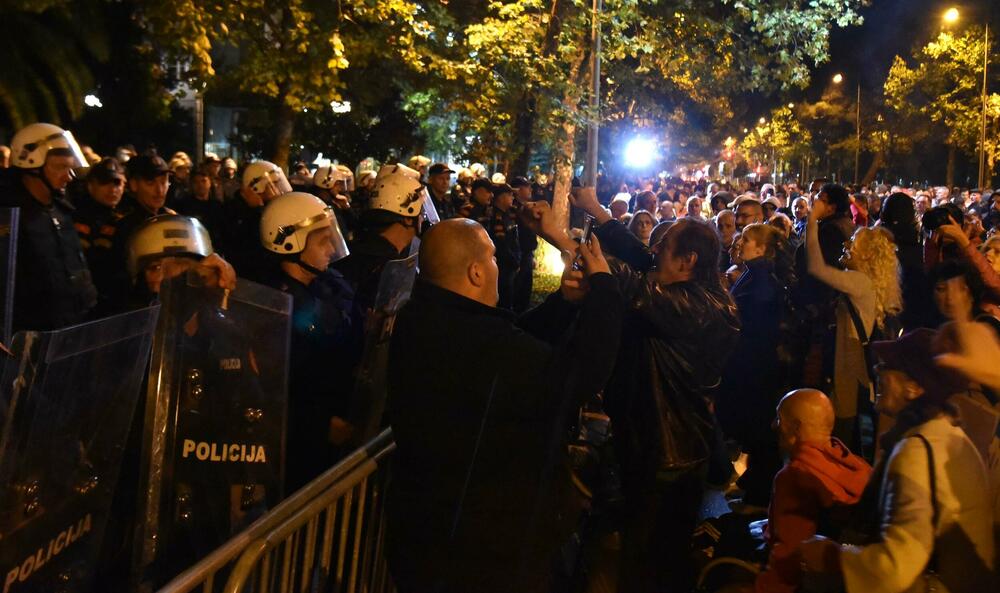 <p>Peđa Vušurović je ispred okupljenih rekao da je u njihovim rukama sudbina Crne Gore, kao i da daju rok od sedam dana, pa će odlučiti šta dalje. Pozvao je građane da se ponovo okupe za sedam dana</p>