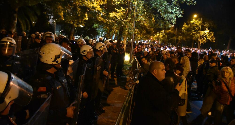 <p>Peđa Vušurović je ispred okupljenih rekao da je u njihovim rukama sudbina Crne Gore, kao i da daju rok od sedam dana, pa će odlučiti šta dalje. Pozvao je građane da se ponovo okupe za sedam dana</p>