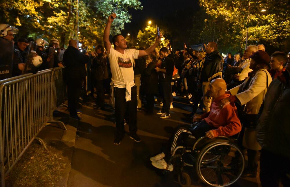 <p>Peđa Vušurović je ispred okupljenih rekao da je u njihovim rukama sudbina Crne Gore, kao i da daju rok od sedam dana, pa će odlučiti šta dalje. Pozvao je građane da se ponovo okupe za sedam dana</p>