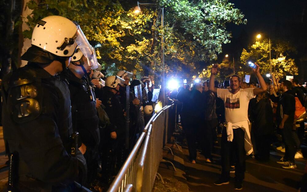 <p>Peđa Vušurović je ispred okupljenih rekao da je u njihovim rukama sudbina Crne Gore, kao i da daju rok od sedam dana, pa će odlučiti šta dalje. Pozvao je građane da se ponovo okupe za sedam dana</p>