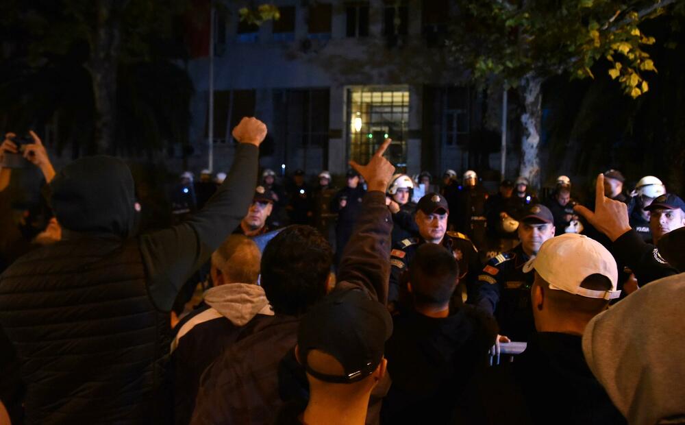 <p>Peđa Vušurović je ispred okupljenih rekao da je u njihovim rukama sudbina Crne Gore, kao i da daju rok od sedam dana, pa će odlučiti šta dalje. Pozvao je građane da se ponovo okupe za sedam dana</p>