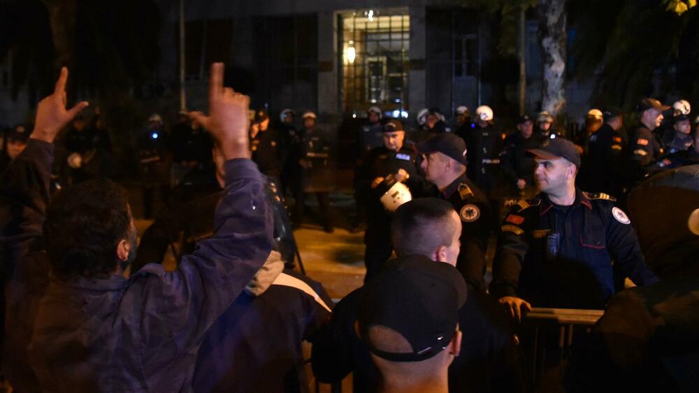 <p>Peđa Vušurović je ispred okupljenih rekao da je u njihovim rukama sudbina Crne Gore, kao i da daju rok od sedam dana, pa će odlučiti šta dalje. Pozvao je građane da se ponovo okupe za sedam dana</p>