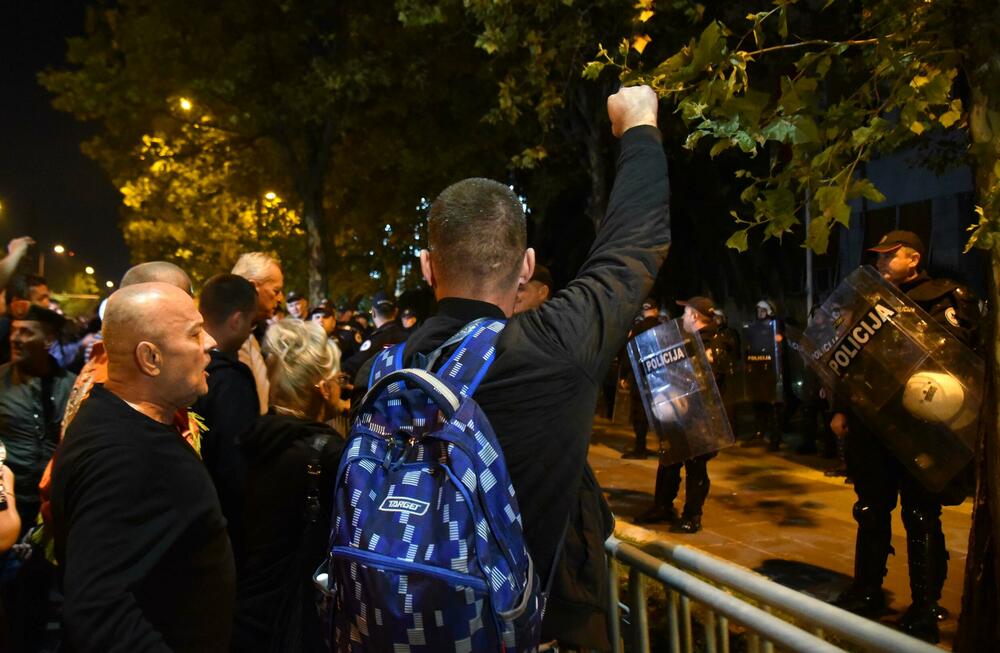 <p>Peđa Vušurović je ispred okupljenih rekao da je u njihovim rukama sudbina Crne Gore, kao i da daju rok od sedam dana, pa će odlučiti šta dalje. Pozvao je građane da se ponovo okupe za sedam dana</p>