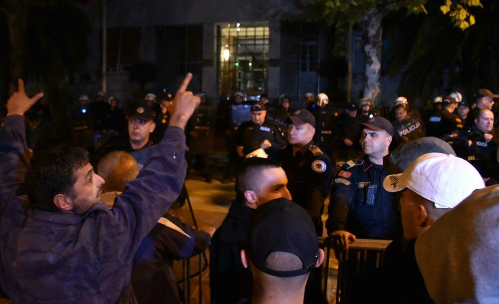 <p>Peđa Vušurović je ispred okupljenih rekao da je u njihovim rukama sudbina Crne Gore, kao i da daju rok od sedam dana, pa će odlučiti šta dalje. Pozvao je građane da se ponovo okupe za sedam dana</p>