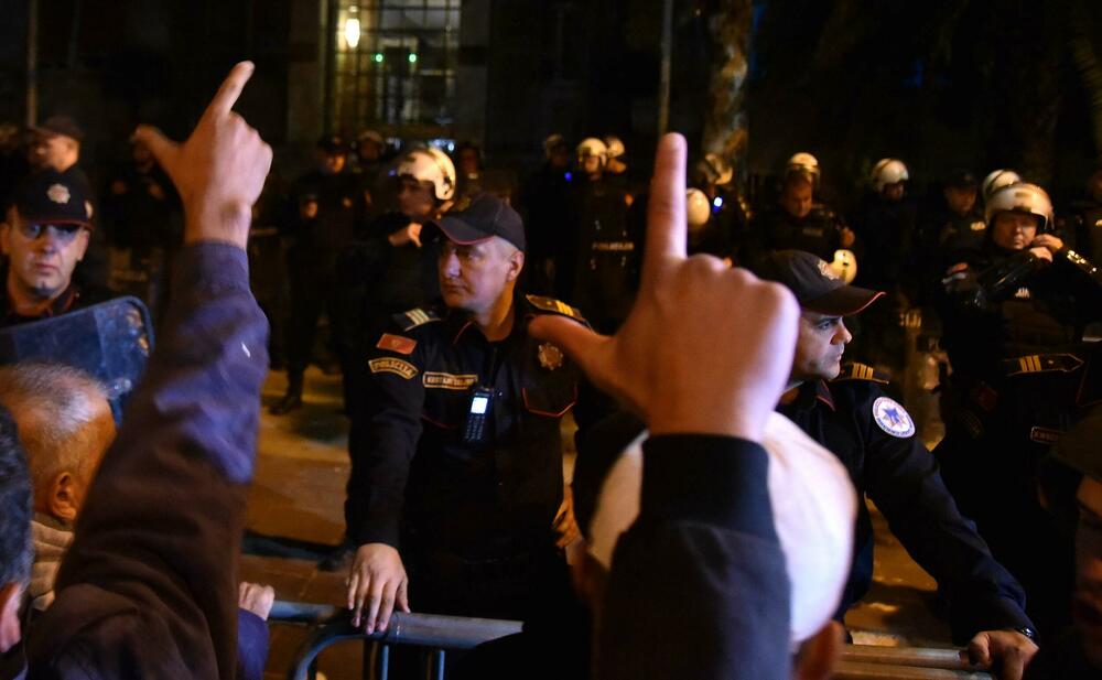 <p>Peđa Vušurović je ispred okupljenih rekao da je u njihovim rukama sudbina Crne Gore, kao i da daju rok od sedam dana, pa će odlučiti šta dalje. Pozvao je građane da se ponovo okupe za sedam dana</p>