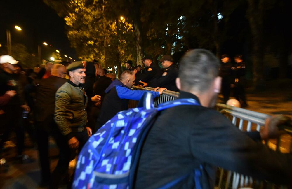 <p>Peđa Vušurović je ispred okupljenih rekao da je u njihovim rukama sudbina Crne Gore, kao i da daju rok od sedam dana, pa će odlučiti šta dalje. Pozvao je građane da se ponovo okupe za sedam dana</p>