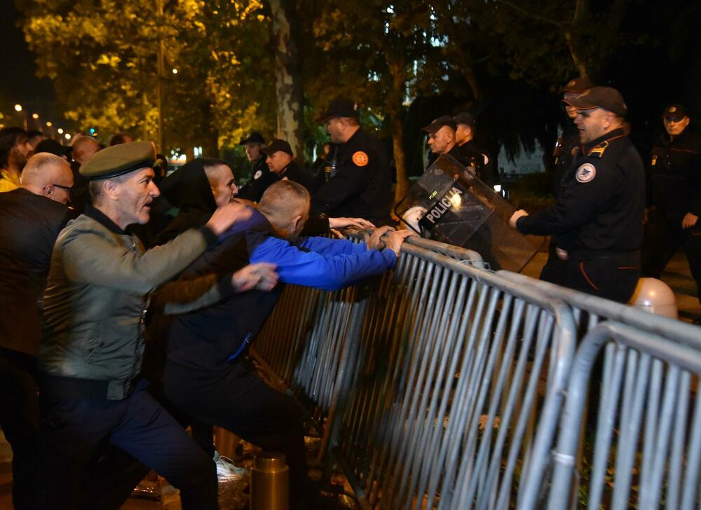 <p>Peđa Vušurović je ispred okupljenih rekao da je u njihovim rukama sudbina Crne Gore, kao i da daju rok od sedam dana, pa će odlučiti šta dalje. Pozvao je građane da se ponovo okupe za sedam dana</p>