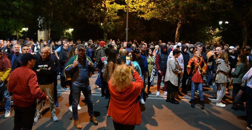 <p>Peđa Vušurović je ispred okupljenih rekao da je u njihovim rukama sudbina Crne Gore, kao i da daju rok od sedam dana, pa će odlučiti šta dalje. Pozvao je građane da se ponovo okupe za sedam dana</p>