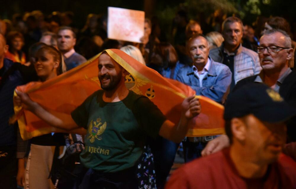 <p>Peđa Vušurović je ispred okupljenih rekao da je u njihovim rukama sudbina Crne Gore, kao i da daju rok od sedam dana, pa će odlučiti šta dalje. Pozvao je građane da se ponovo okupe za sedam dana</p>