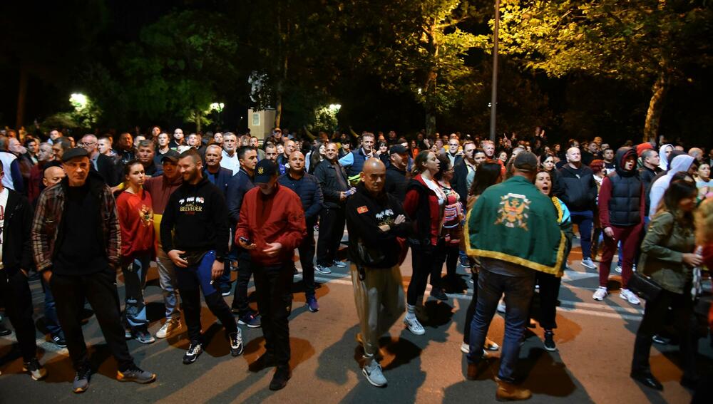 <p>Peđa Vušurović je ispred okupljenih rekao da je u njihovim rukama sudbina Crne Gore, kao i da daju rok od sedam dana, pa će odlučiti šta dalje. Pozvao je građane da se ponovo okupe za sedam dana</p>