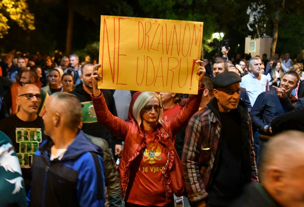 <p>Peđa Vušurović je ispred okupljenih rekao da je u njihovim rukama sudbina Crne Gore, kao i da daju rok od sedam dana, pa će odlučiti šta dalje. Pozvao je građane da se ponovo okupe za sedam dana</p>