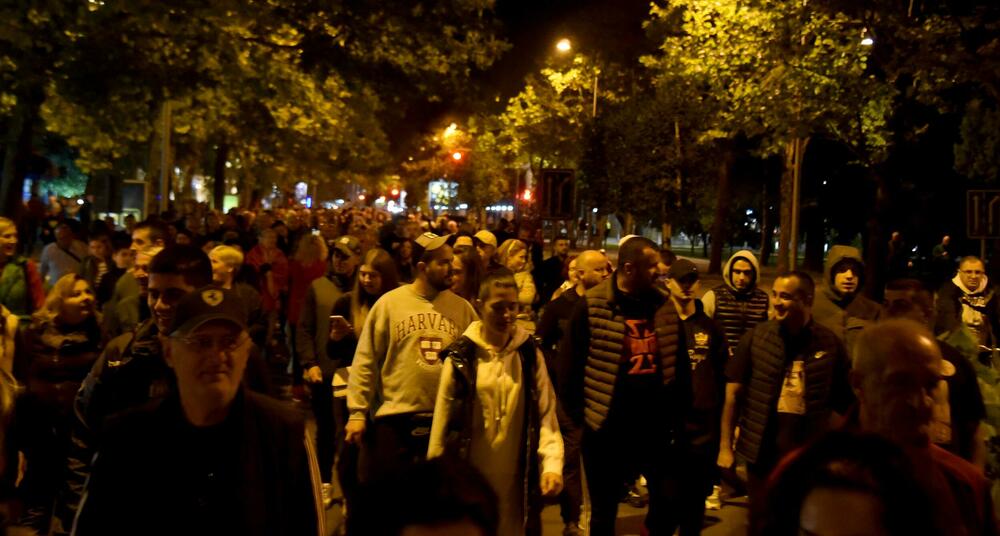 <p>Peđa Vušurović je ispred okupljenih rekao da je u njihovim rukama sudbina Crne Gore, kao i da daju rok od sedam dana, pa će odlučiti šta dalje. Pozvao je građane da se ponovo okupe za sedam dana</p>