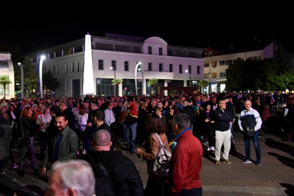 <p>Peđa Vušurović je ispred okupljenih rekao da je u njihovim rukama sudbina Crne Gore, kao i da daju rok od sedam dana, pa će odlučiti šta dalje. Pozvao je građane da se ponovo okupe za sedam dana</p>