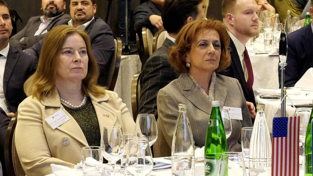 <p>Predsjednica AmCham-a, Svetlana Vuksanović, kazala je da je ova trgovinska misija istorijska za Crnu Goru, prva te vrste i, nadaju se, jedna od mnogih koje će uslijediti</p>