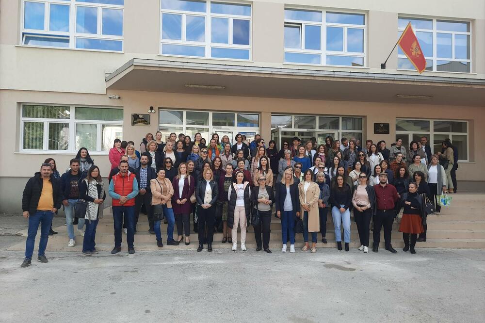 Prosvjetni radnici ispred Osnovne škole "Ristan Pavlović", Foto: Goran Malidžan