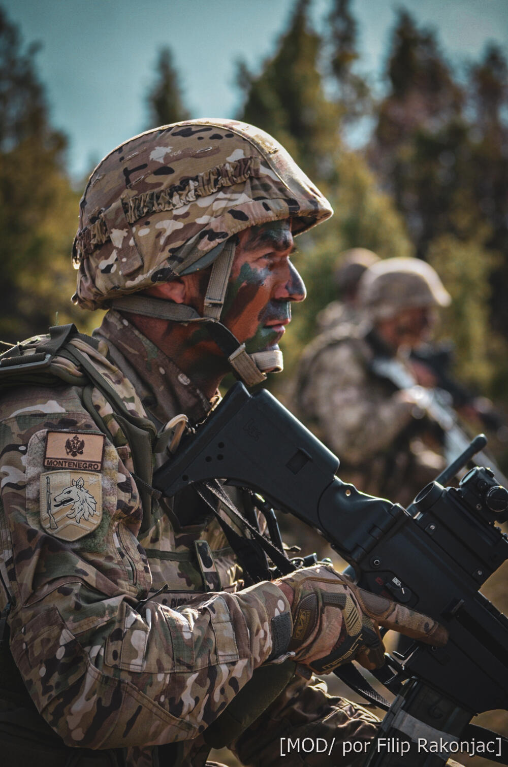 <p>Iz Ministarstva odbrane su kazali da su pripadnici 1. Pješadijskog bataljona i Vazduhoplovstva VCG, uz britanske marince, prikazom sposobnosti okončali uvježbavanje trodnevne ofanzivne operacije, koja je objedinjavala helikopterske desante, upotrebu oklopnih vozila, kao i borbena dejstva u dnevnim i noćnim uslovima</p>