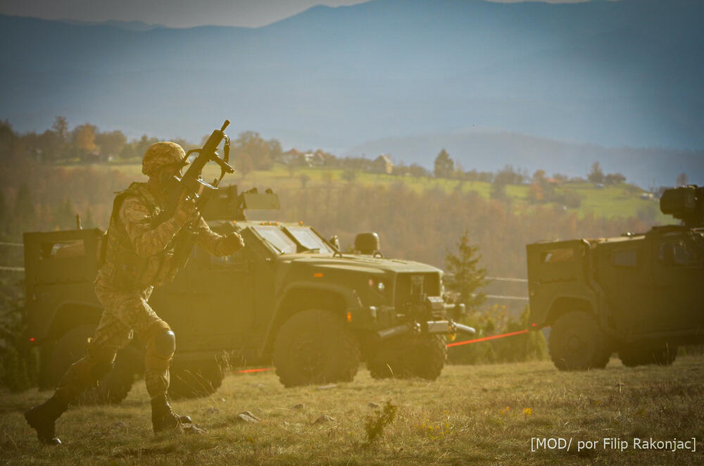 <p>Iz Ministarstva odbrane su kazali da su pripadnici 1. Pješadijskog bataljona i Vazduhoplovstva VCG, uz britanske marince, prikazom sposobnosti okončali uvježbavanje trodnevne ofanzivne operacije, koja je objedinjavala helikopterske desante, upotrebu oklopnih vozila, kao i borbena dejstva u dnevnim i noćnim uslovima</p>