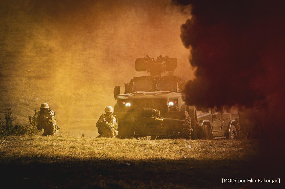 <p>Iz Ministarstva odbrane su kazali da su pripadnici 1. Pješadijskog bataljona i Vazduhoplovstva VCG, uz britanske marince, prikazom sposobnosti okončali uvježbavanje trodnevne ofanzivne operacije, koja je objedinjavala helikopterske desante, upotrebu oklopnih vozila, kao i borbena dejstva u dnevnim i noćnim uslovima</p>