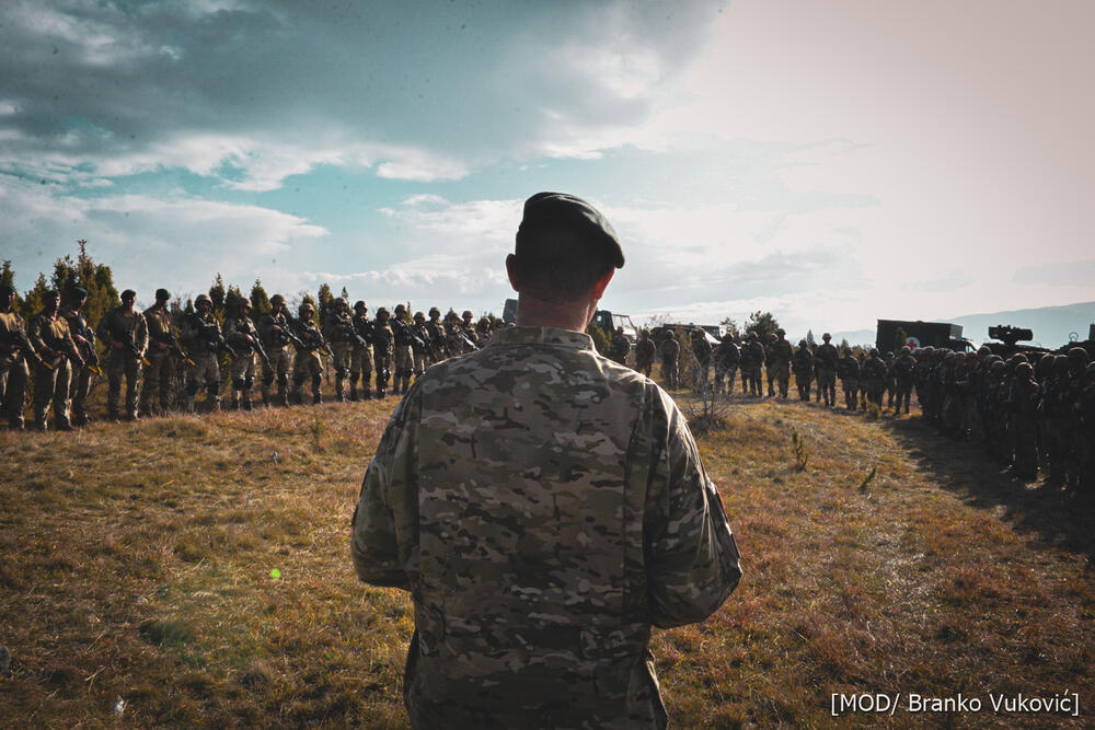 <p>Iz Ministarstva odbrane su kazali da su pripadnici 1. Pješadijskog bataljona i Vazduhoplovstva VCG, uz britanske marince, prikazom sposobnosti okončali uvježbavanje trodnevne ofanzivne operacije, koja je objedinjavala helikopterske desante, upotrebu oklopnih vozila, kao i borbena dejstva u dnevnim i noćnim uslovima</p>