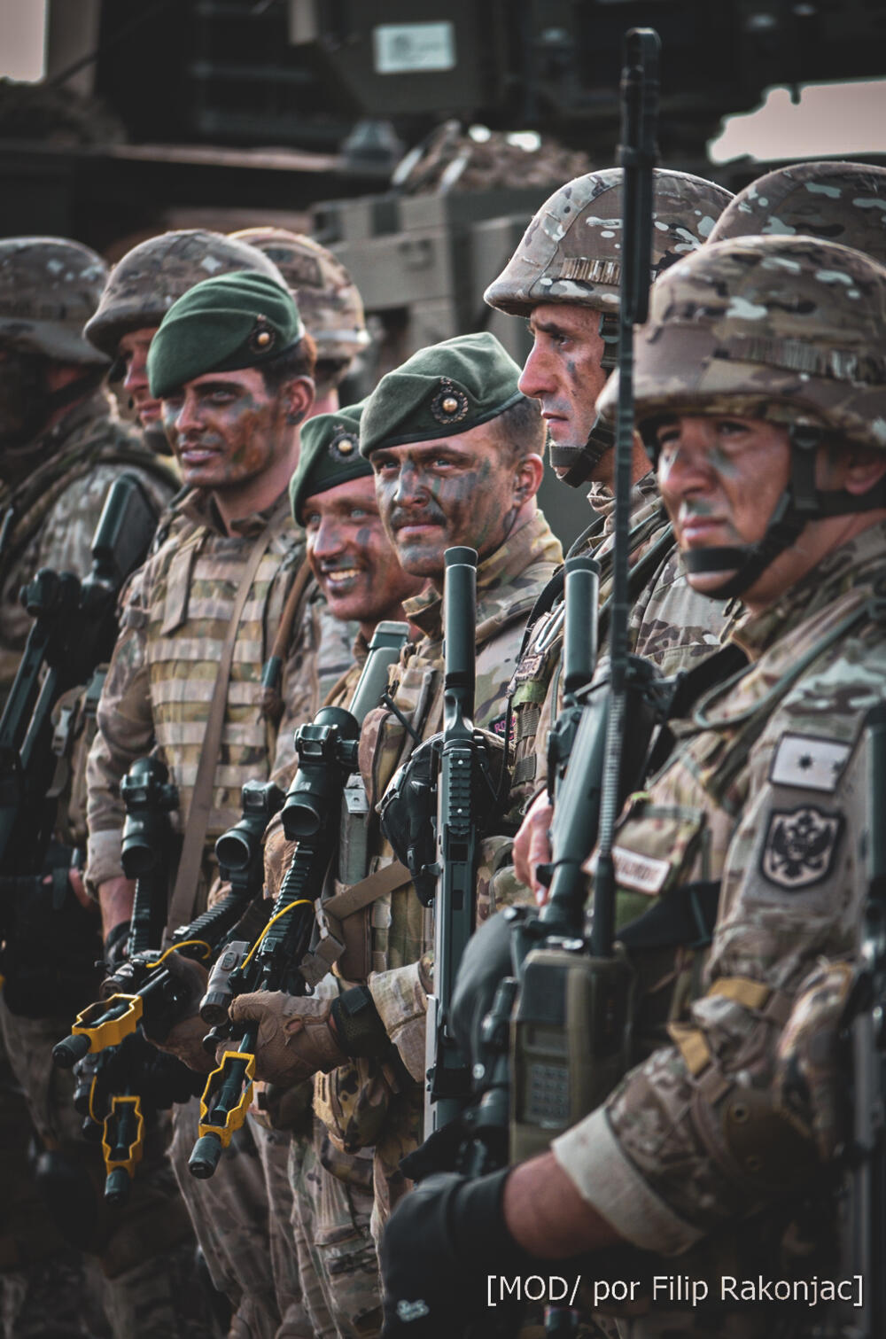 <p>Iz Ministarstva odbrane su kazali da su pripadnici 1. Pješadijskog bataljona i Vazduhoplovstva VCG, uz britanske marince, prikazom sposobnosti okončali uvježbavanje trodnevne ofanzivne operacije, koja je objedinjavala helikopterske desante, upotrebu oklopnih vozila, kao i borbena dejstva u dnevnim i noćnim uslovima</p>