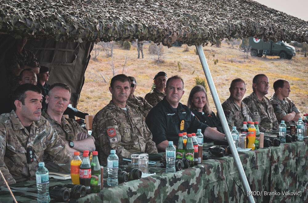 <p>Iz Ministarstva odbrane su kazali da su pripadnici 1. Pješadijskog bataljona i Vazduhoplovstva VCG, uz britanske marince, prikazom sposobnosti okončali uvježbavanje trodnevne ofanzivne operacije, koja je objedinjavala helikopterske desante, upotrebu oklopnih vozila, kao i borbena dejstva u dnevnim i noćnim uslovima</p>