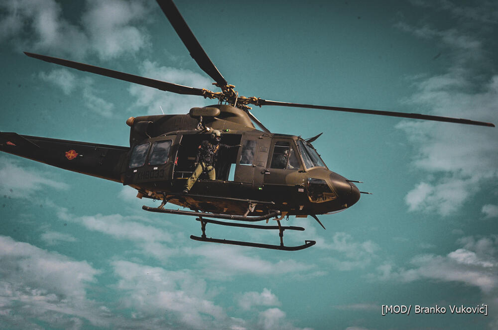 <p>Iz Ministarstva odbrane su kazali da su pripadnici 1. Pješadijskog bataljona i Vazduhoplovstva VCG, uz britanske marince, prikazom sposobnosti okončali uvježbavanje trodnevne ofanzivne operacije, koja je objedinjavala helikopterske desante, upotrebu oklopnih vozila, kao i borbena dejstva u dnevnim i noćnim uslovima</p>