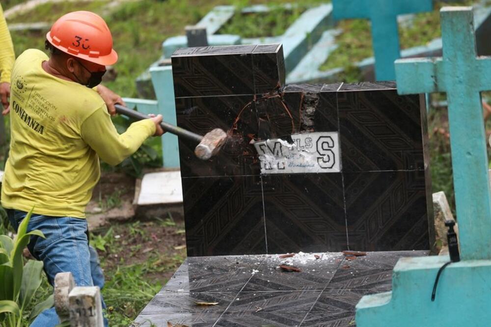 Grobove ozloglašenih kriminalaca uništavaju ljudi koji služe zatvorske kazne, Foto: Reuters