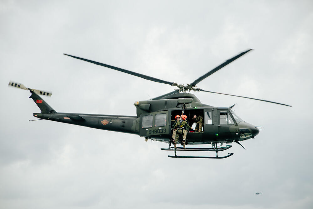 <p>"Svi navijamo za mir i da vojska nikada ne bude u službi vojnih aktivnosti, već više u službi podrške građanima na razne načine, ali obaveza je naše vojske i partnerskih zemalja da budemo spremni na sve situacije", rekao je on</p>