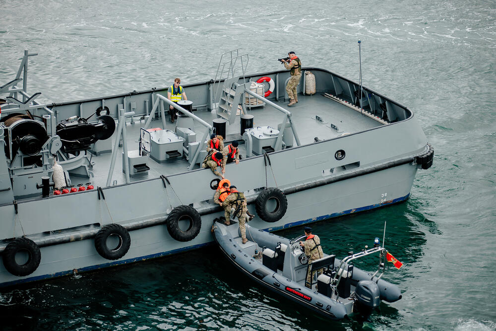 <p>"Svi navijamo za mir i da vojska nikada ne bude u službi vojnih aktivnosti, već više u službi podrške građanima na razne načine, ali obaveza je naše vojske i partnerskih zemalja da budemo spremni na sve situacije", rekao je on</p>