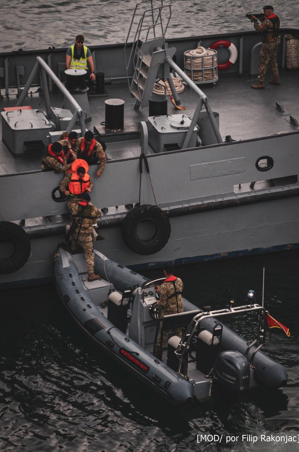 <p>"Svi navijamo za mir i da vojska nikada ne bude u službi vojnih aktivnosti, već više u službi podrške građanima na razne načine, ali obaveza je naše vojske i partnerskih zemalja da budemo spremni na sve situacije", rekao je on</p>