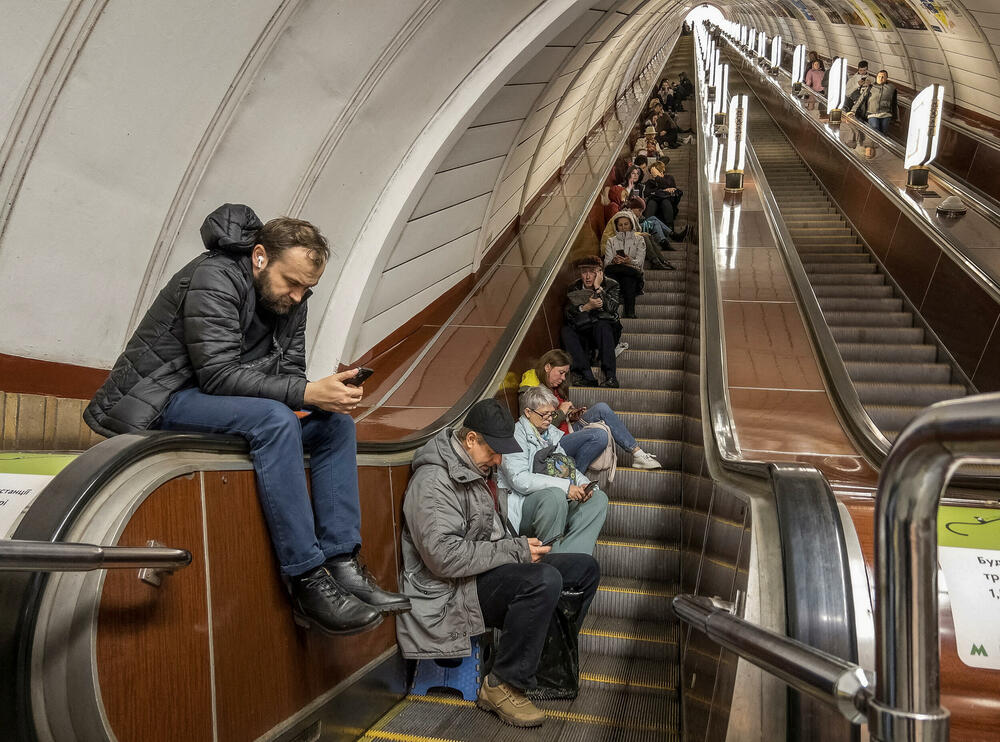 Građani Kijeva na stanici podzemne željeznice tokom ruskog raketnog napada