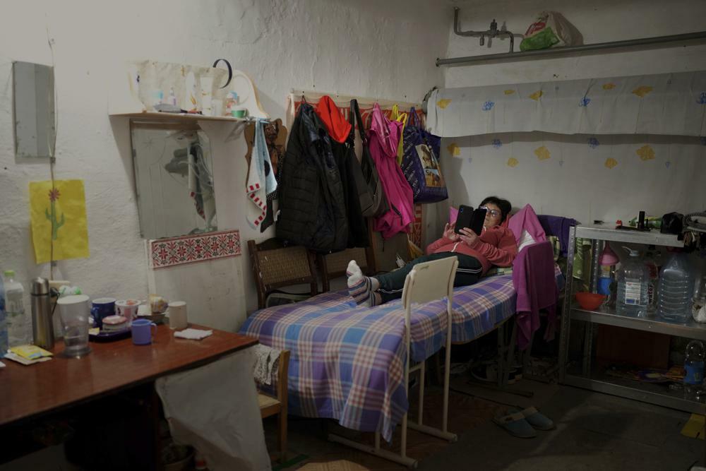 Improvizovani krevet u atomskom skloništu u Mikolajivu 