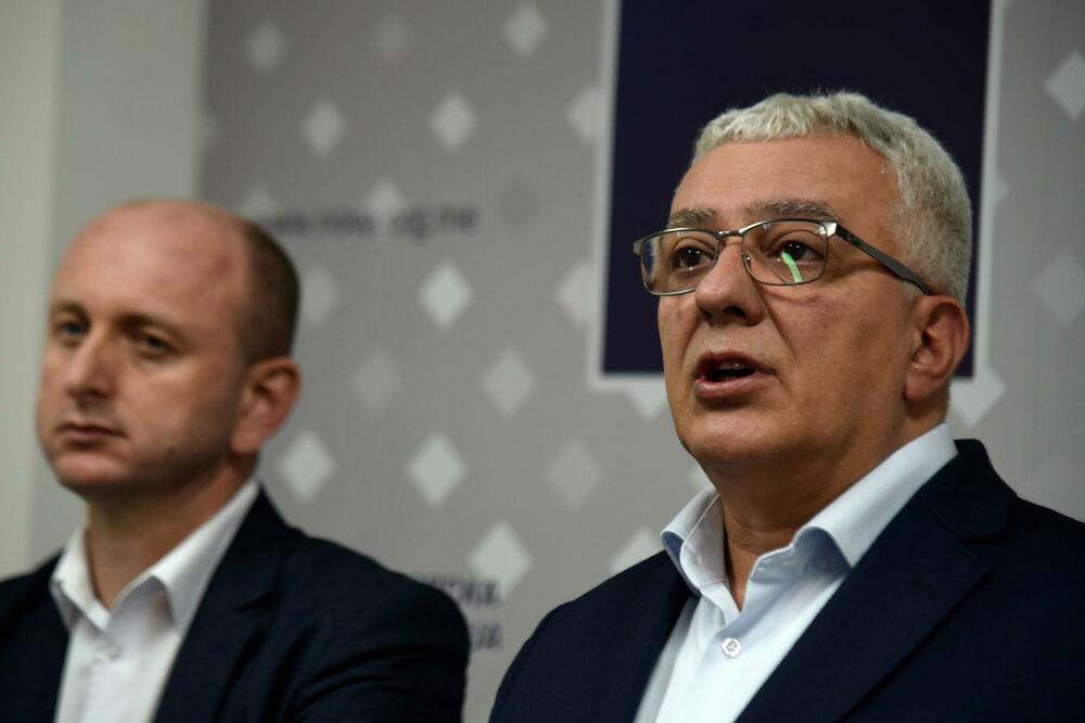 Slušali ih i čitali njihova pisma:Knežević i Mandić, Foto: BORIS PEJOVIC