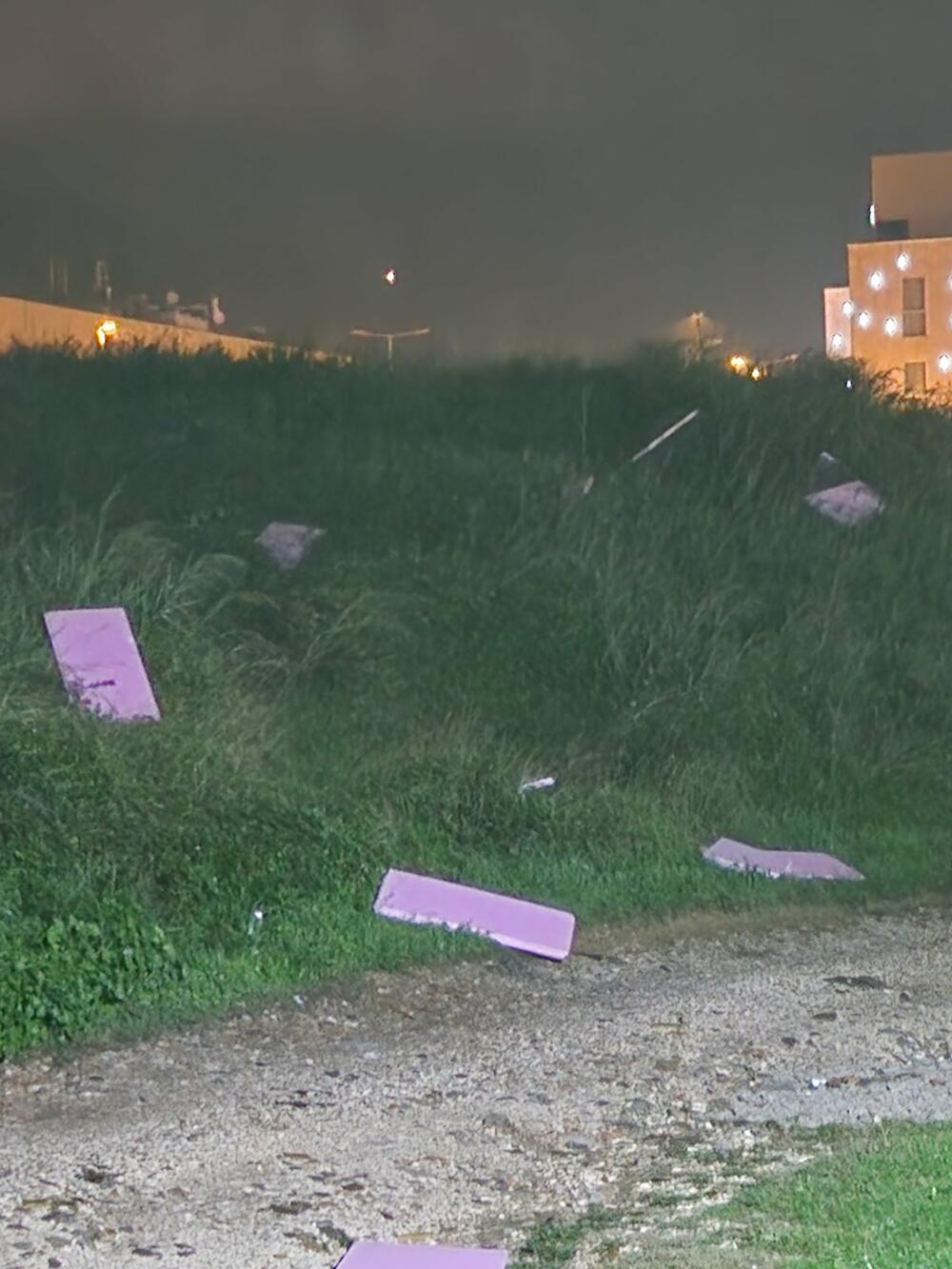 <p>Osoblje dvorane je preduzelo najhitnije mjere da najlonom i drugim improvizovanim sredstvima ograniči prodor vode u dvoranu i koliko se može, zaštiti njenu unutrašnjost - prvenstveno parket na terenu</p>