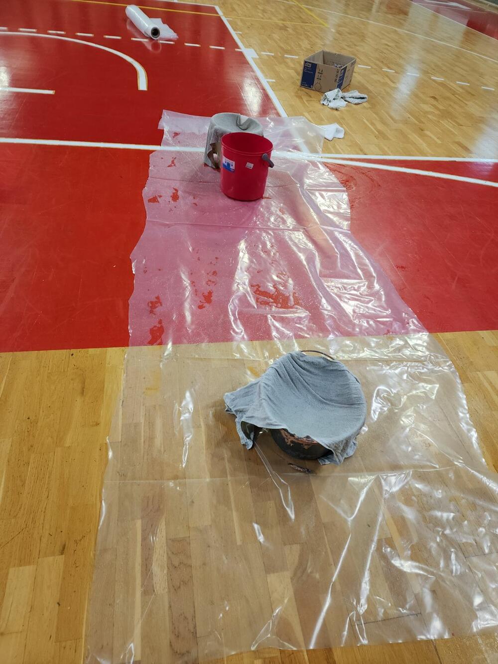 <p>Osoblje dvorane je preduzelo najhitnije mjere da najlonom i drugim improvizovanim sredstvima ograniči prodor vode u dvoranu i koliko se može, zaštiti njenu unutrašnjost - prvenstveno parket na terenu</p>