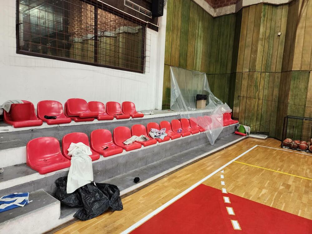 <p>Osoblje dvorane je preduzelo najhitnije mjere da najlonom i drugim improvizovanim sredstvima ograniči prodor vode u dvoranu i koliko se može, zaštiti njenu unutrašnjost - prvenstveno parket na terenu</p>