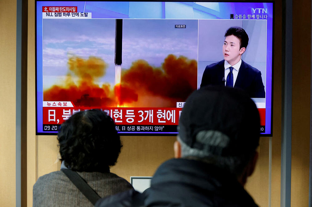 Ljudi u Južnoj Koreji gledaju jedan od izvještaja u kojem se navodi da je Sheverna Koreja ispalila rakete, Foto: Reuters