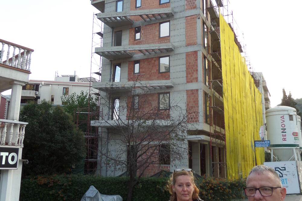 Bućkovići - Enisa i Miroslav - ispred sporne višespratnice, Foto: B. Vukićević