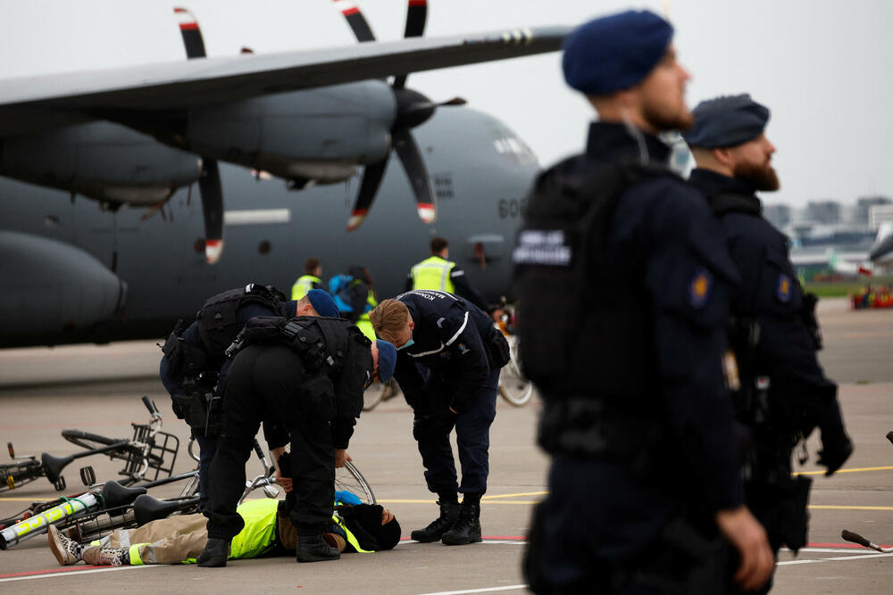 <p>Demonstranti, mnogi u bijelim kombinezonima, a neki na biciklima, izašli su na pistu, prije nego što su seli ispred najmanje 14 privatnih aviona<br /> </p>