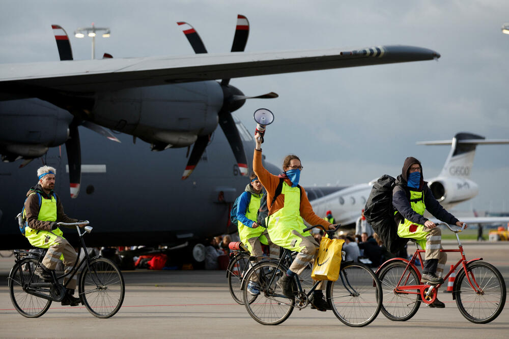 <p>Demonstranti, mnogi u bijelim kombinezonima, a neki na biciklima, izašli su na pistu, prije nego što su seli ispred najmanje 14 privatnih aviona<br /> </p>
