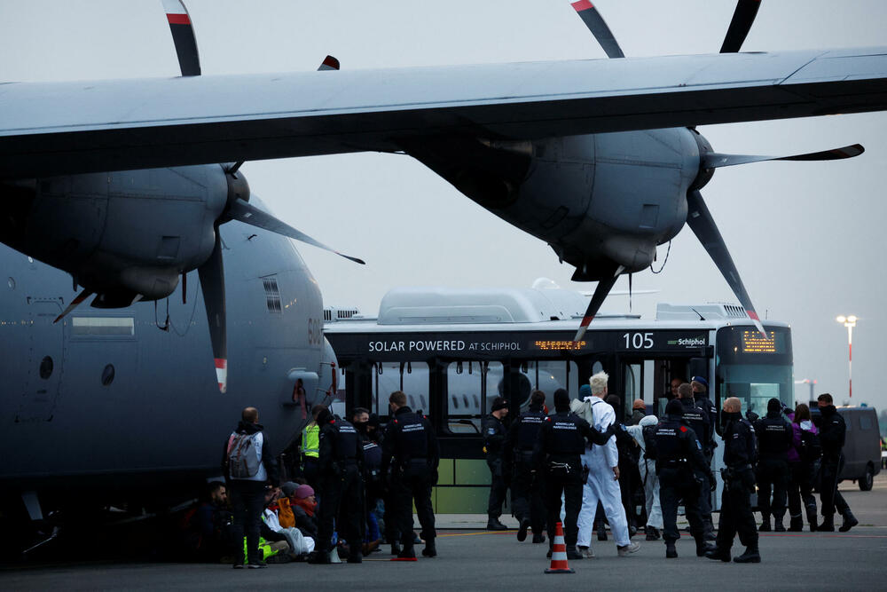 <p>Demonstranti, mnogi u bijelim kombinezonima, a neki na biciklima, izašli su na pistu, prije nego što su seli ispred najmanje 14 privatnih aviona<br /> </p>
