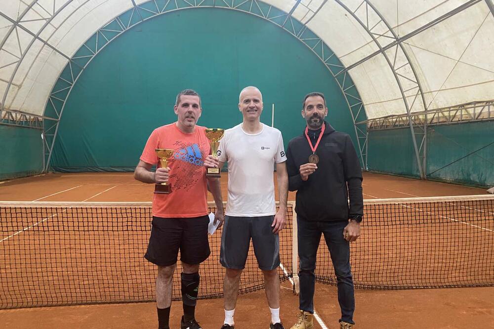 Šaban i Pejović sada imaju komplete svih boja medalja sa Liga teniskih rekreativaca, Foto: TK Gimnazijalac