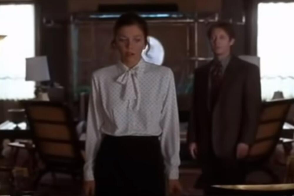 Megi Džilenhal u briljantnom tumačenju Li Halovej, mlade žene koja se pronalazi u sado-mazo (BDSM) vezama, Foto: Screenshot/Youtube