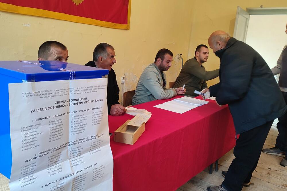 Sa biračkog mjesta u selu Bijela, Foto: Svetlana Mandić