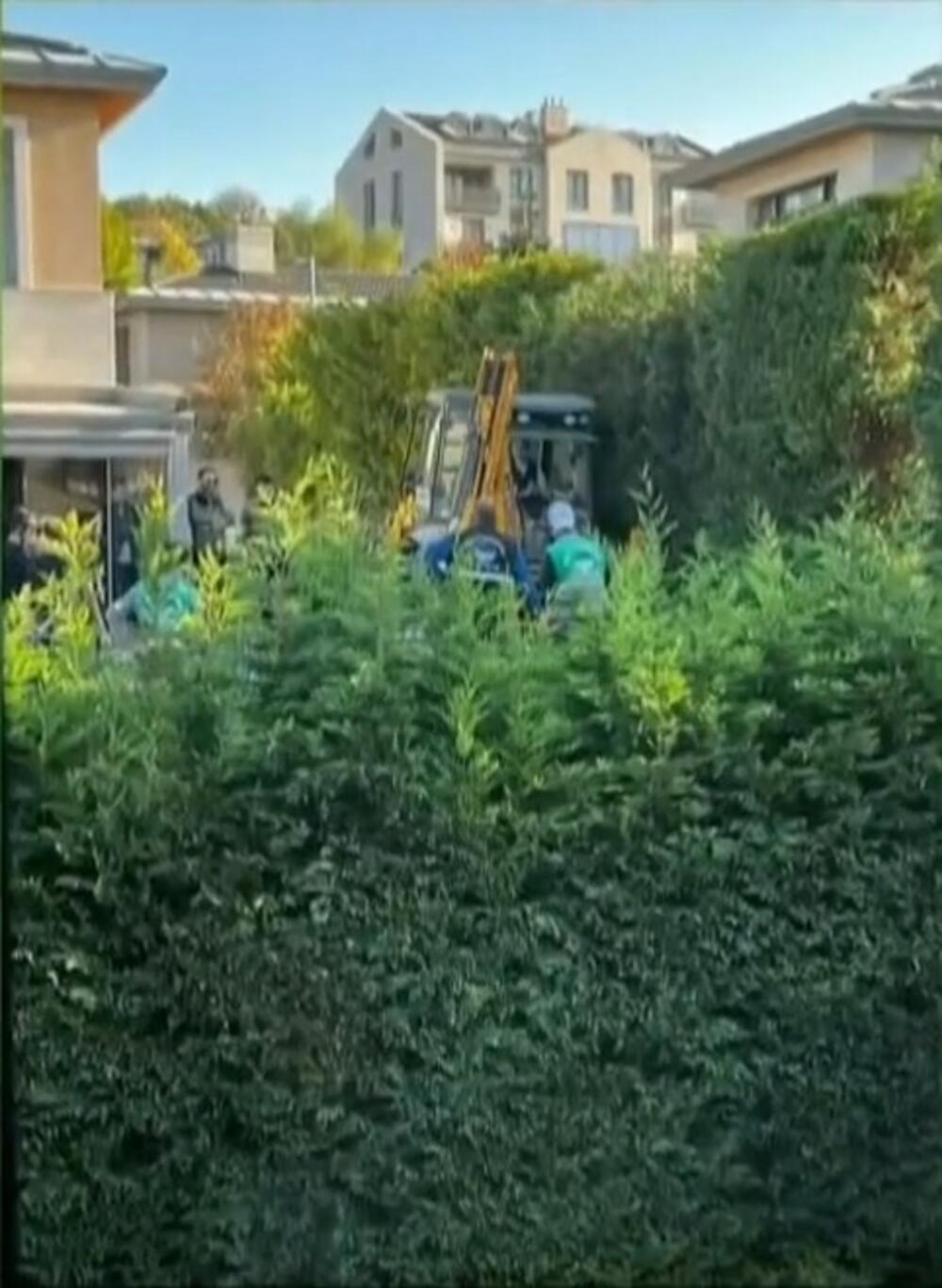 Bagerima prekopavaju dvorište