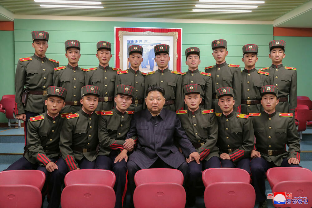 Sjevernokorejski vođa Kim Džong Un sa vojnicima, Foto: Reuters